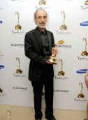 الفنان غسان مسعود استلم ممثلا فريق العمل جائزة أفضل مسلسل تاريخي وهو مسلسل عمر بن الخطاب