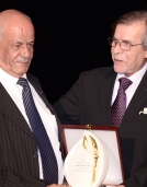 تكريم الأستاذ محمود الزيودي عضو لجنة التحكيم عن فئة (أفضل سيناريو)